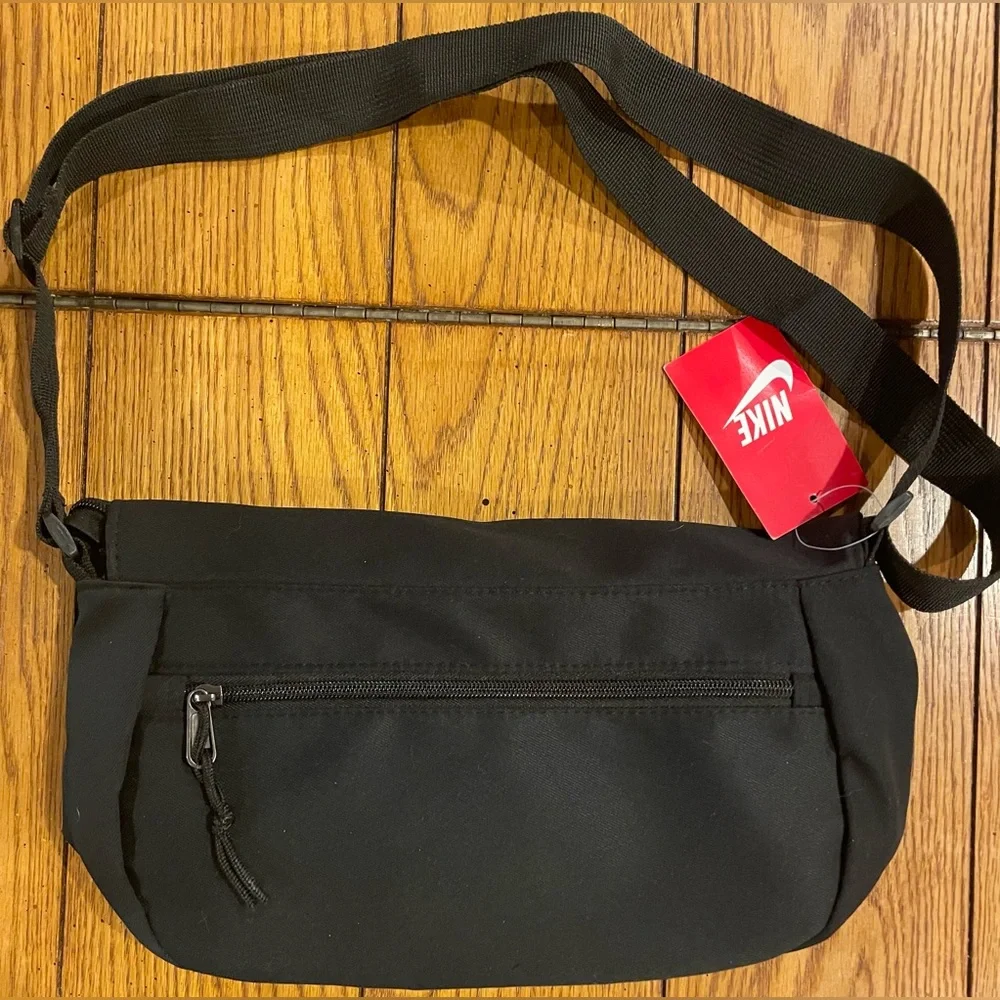 NWT NIKE UNISEX crossbody/messenger bag, black, adjustable strap